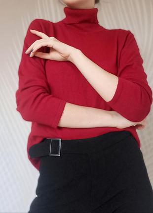 Бордовый свитер с горлом
