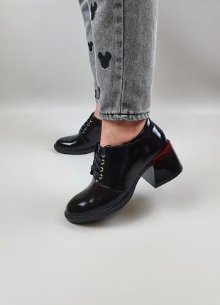 Жіночі шкіряні туфлі на каблуці колір чорний