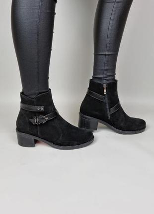 Женские замшевые демисезонные ботинки на каблуках цвет черный