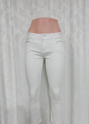 Белые стрейчивые джинсы