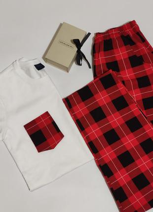 Трендова піжама з білою футболкою і штанами в клітинку червоно...