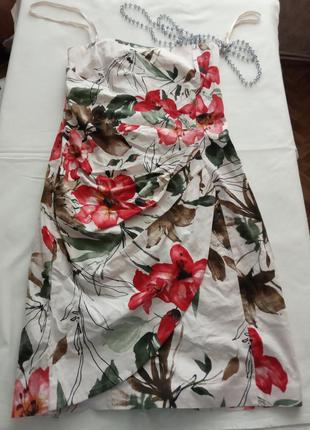Нарядное цветочное платье с открытыми плечами rinascimento. kо...