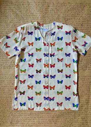 Прекрасная стильная свободная светлая блуза с бабочками в прин...