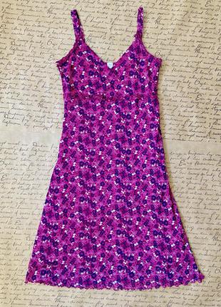 Актуальное малиновое фиолетовое короткое платье в цветочек в с...