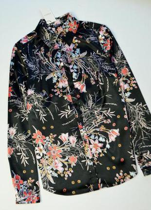 Атласная рубашка в цветы с длинным рукавом