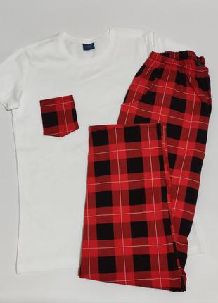 Трендовая пижама с белой футболкой и штанами в клеточку красно...