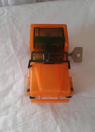Автомобиль легковой заводная игрушка с ключом 1992 год