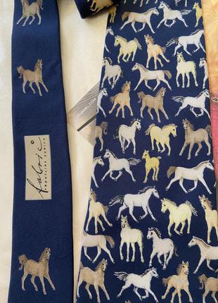 Синій шовковий галстук з кіньми шовк