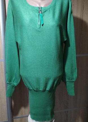 Оригинальное  трикотажное платье зеленого цвета с молниями