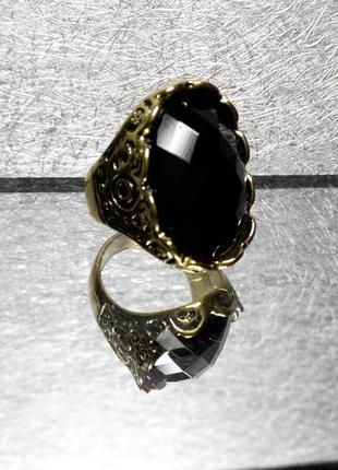 Кольцо под бронзу с черным камнем и интересным орнаментом , ра...