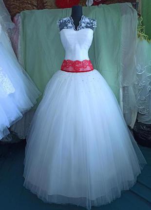 НОвое свадебное платье с декоративным красным поясом.