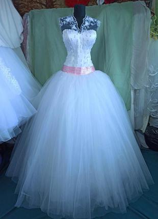 НОвое свадебное платье с декоративным розовым поясом.