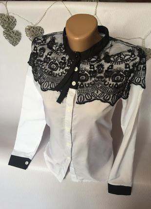 Шикарна біла блузка з чорним мереживом