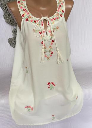 Легкое белое платье с вышивкой glamorous