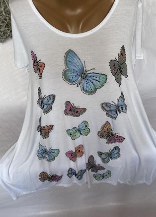 Ніжна футболка в метеликах