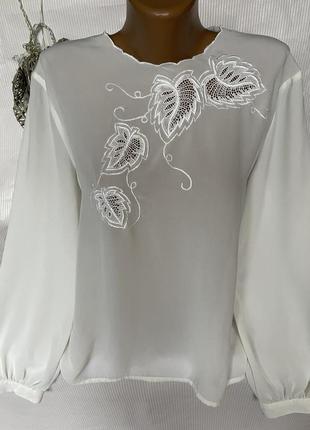 Нежная , брендовая белая блуза с вышивкой