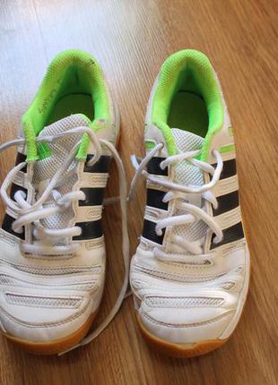 Прочные кроссовки для тренировок adidas court stabil