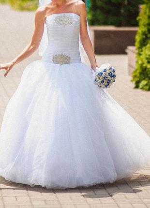 Весільна сукня біле з кільцями