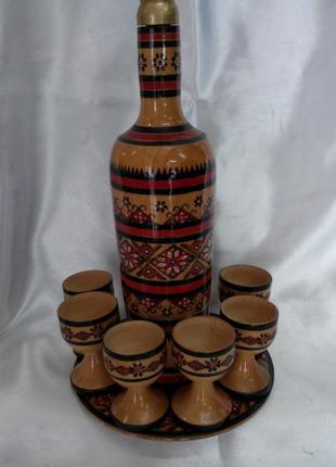 Украинский сувенир: бутылка с 6-тю стаканами на подносе.