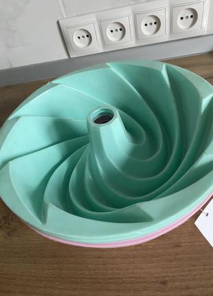 Велика кругла силіконова форма для випічки кексів з діркою