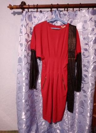 Красное платье с рукавами под кожу