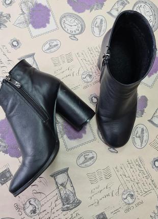 Женские кожаные ботинки на круглом каблуке elegance collection