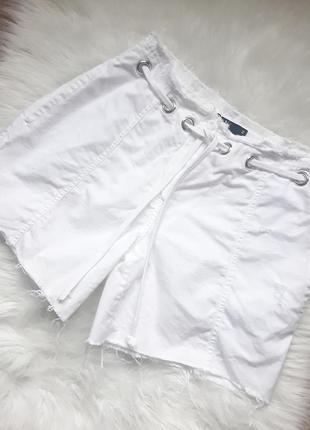 Стильные белые джинсовые шорты с рваными краями и дырками