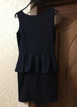 Лаконичное базовое платье с баской темно синего цвета