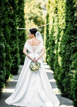 Элегантное атласное свадебное платье с открытыми плечами 2020