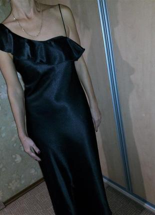Вечернее сатиновое черное платье с воланом на бретелях😍платье ...