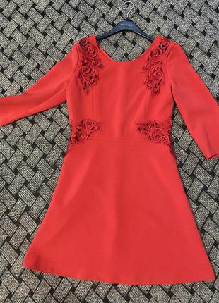 Ярко-красное платье с шитьём по бокам от sisley