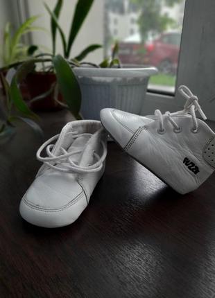 Шкіряні дитячі черевички для перших кроків