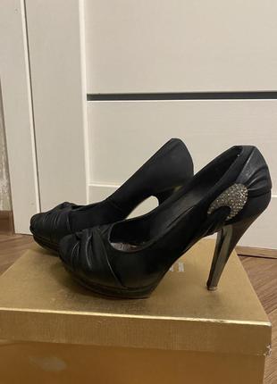 Чёрные замшивые туфли классические на шпильке с брошью