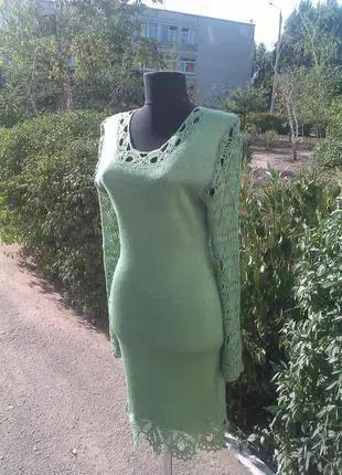 Вязаное зеленое нежное платье с ажурными рукавами и отделкой