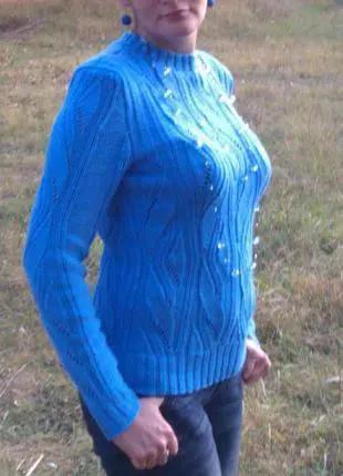 Вязаный голубой свитер. Ручная работа спицами