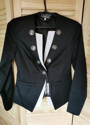Пиджак чёрный с белой окантовкой