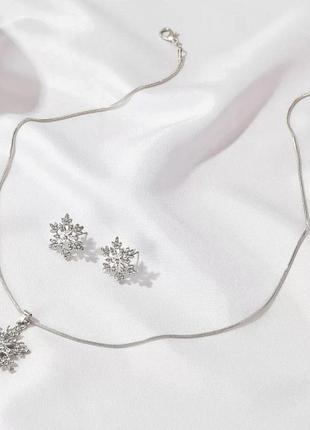 Комплект женских украшений в серебристом цвете с камнями