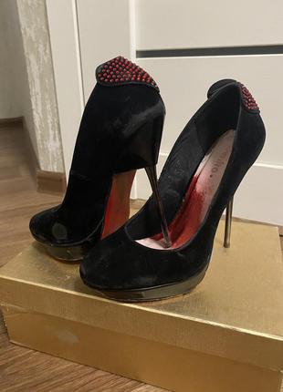 Сексуальні чорні замшеві туфлі з червоною підошвою лабутены ...