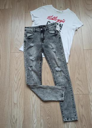 Классные серые джинсы с дырками