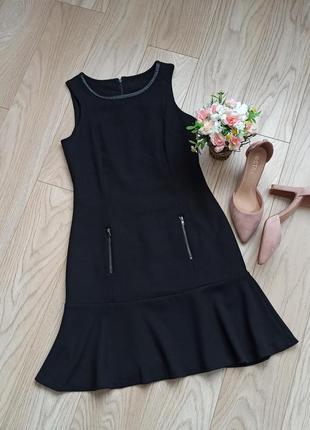 Черное плотное платье  с воланом, оборкой, р.s