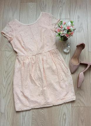 Персиковое кружевное платье с пышной юбкой
