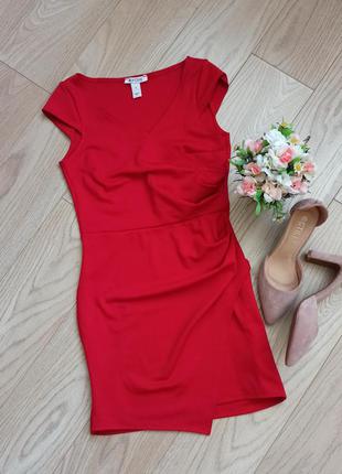 Короткое красное платье на запах