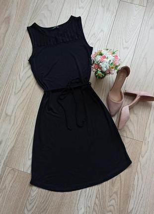 Черное прямое платье под пояс, ниже колена, s