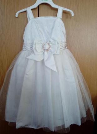 Нежнейшое платье для юной принцессы на 5-6 лет молочного цвета