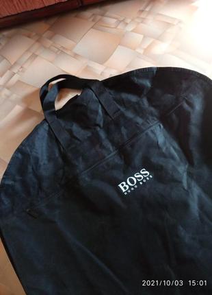 Чехол-сумка пыльник с ручками для одежды от hugo boss.