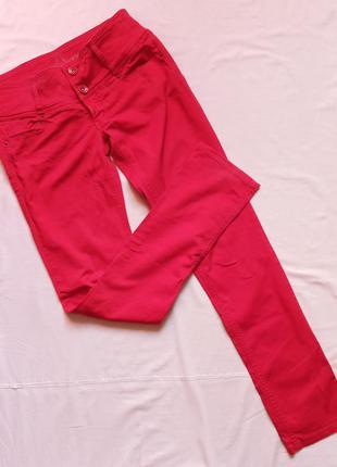 Красные джинсы.