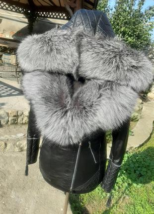 Шикарная куртка из натуральной кожи с капюшоном и мехом черноб...