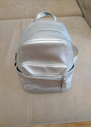 Дуже гарний рюкзак в сріблястому кольорі