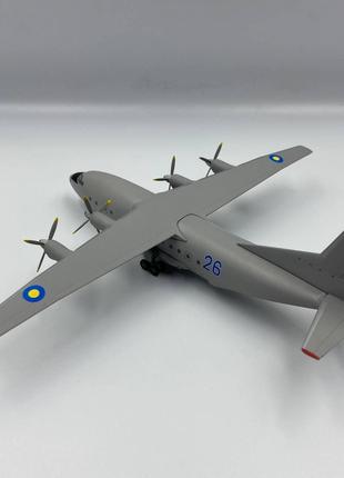 Модель самолёта Ан-12 Украинских АК  (масштаб 1:200) (19 см)