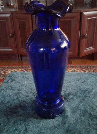 Вінтажна ваза з синього скла з "оборкою" з гнутого скла вгорі ...